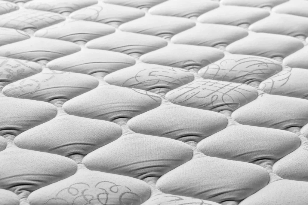 Close-up di un materasso ricamato bianco con motivo , Sestosenso materassi